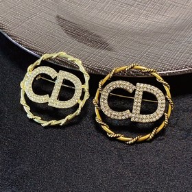 Брошь Dior CD с буквами, полностью инкрустированная бриллиантами.