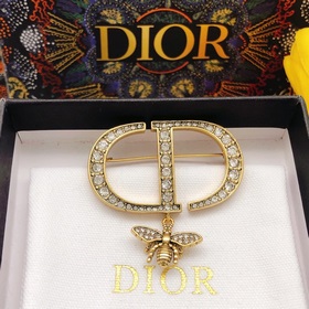 Брошь DIOR, изготовлена из латуни, соответствующая стандартам бре