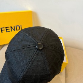 Бейсболка FENDI из серии Old Flower. Классическая модель FF, элег