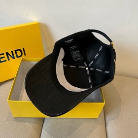 Бейсболка FENDI из серии Old Flower. Классическая модель FF, элег
