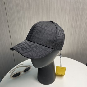 Бейсболка FENDI из серии Old Flower. Классическая модель с логоти