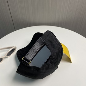 Бейсболка FENDI из серии Old Flower. Классическая модель с логоти