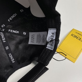 Бейсболка FENDI из серии Old Flower. Классическая модель с логоти