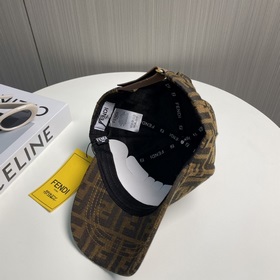 Бейсболка FENDI из серии Old Flower. Классическая модель FF, элег