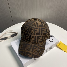 Бейсболка FENDI из серии Old Flower. Классическая модель FF, элег