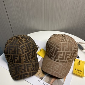 Бейсболка FENDI из серии Old Flower. Классическая модель FF, элег