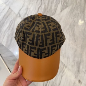 Бейсболка с кожаной окантовкой Fendi весна-лето 2025 Высокое каче