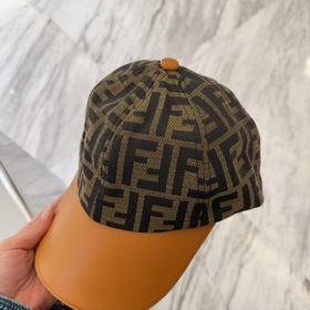 Бейсболка с кожаной окантовкой Fendi весна-лето 2025 Высокое каче