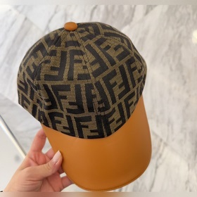 Бейсболка с кожаной окантовкой Fendi весна-лето 2025 Высокое каче