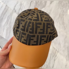 Бейсболка с кожаной окантовкой Fendi весна-лето 2025 Высокое каче