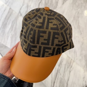 Бейсболка с кожаной окантовкой Fendi весна-лето 2025 Высокое каче