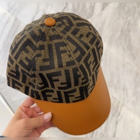 Бейсболка с кожаной окантовкой Fendi весна-лето 2025 Высокое каче
