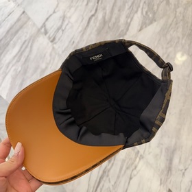 Бейсболка с кожаной окантовкой Fendi весна-лето 2025 Высокое каче