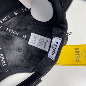 Бейсболка FENDI из серии Old Flower. Классическая модель с логоти