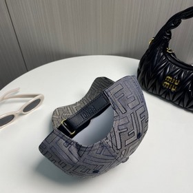 Бейсболка FENDI из серии Old Flower. Классическая модель FF, элег