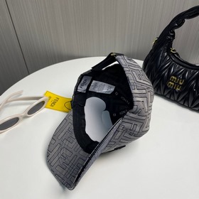 Бейсболка FENDI из серии Old Flower. Классическая модель FF, элег