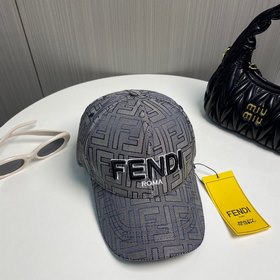 Бейсболка FENDI из серии Old Flower. Классическая модель FF, элег