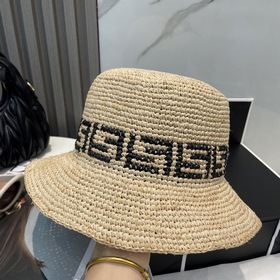 Новая модель шляпы-козырька Fendi из соломы рафи с кожаными встав