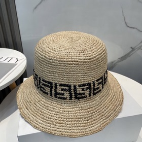Новая модель шляпы-козырька Fendi из соломы рафи с кожаными встав