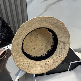 Новая модель шляпы-козырька Fendi из соломы рафи с кожаными встав
