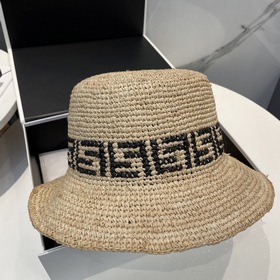 Новая модель шляпы-козырька Fendi из соломы рафи с кожаными встав