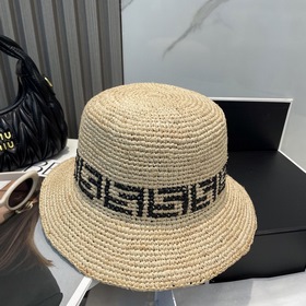 Новая модель шляпы-козырька Fendi из соломы рафи с кожаными встав