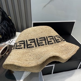 Новая модель шляпы-козырька Fendi из соломы рафи с кожаными встав