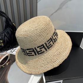 Новая модель шляпы-козырька Fendi из соломы рафи с кожаными встав