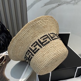 Новая модель шляпы-козырька Fendi из соломы рафи с кожаными встав