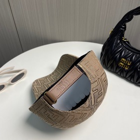 Бейсболка FENDI из серии Old Flower. Классическая модель FF, элег