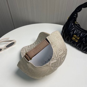 Бейсболка FENDI из серии Old Flower. Классическая модель FF, элег
