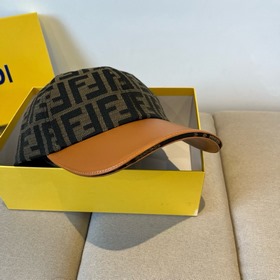 Бейсболка FENDI из серии Old Flower. Классическая модель с логоти
