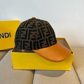 Бейсболка FENDI из серии Old Flower. Классическая модель с логоти