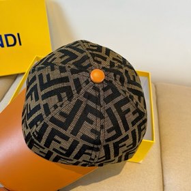 Бейсболка FENDI из серии Old Flower. Классическая модель с логоти