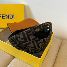 Бейсболка FENDI из серии Old Flower. Классическая модель с логоти