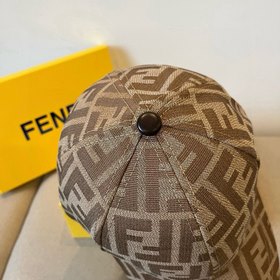 Бейсболка FENDI из серии Old Flower. Классическая модель FF, элег