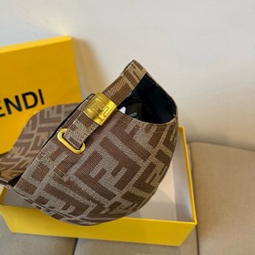 Бейсболка FENDI из серии Old Flower. Классическая модель FF, элег