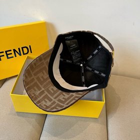 Бейсболка FENDI из серии Old Flower. Классическая модель FF, элег