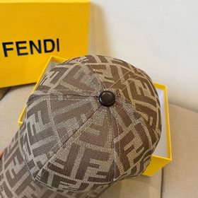 Бейсболка FENDI из серии Old Flower. Классическая модель FF, элег