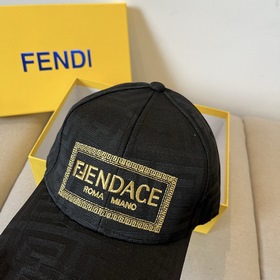 Бейсболка FENDI из серии Old Flower. Классическая модель FF, элег