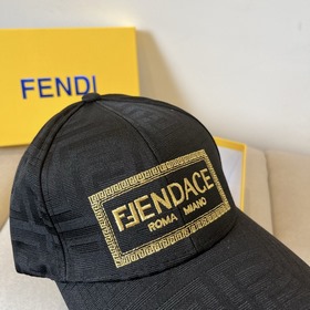 Бейсболка FENDI из серии Old Flower. Классическая модель FF, элег