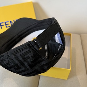 Бейсболка FENDI из серии Old Flower. Классическая модель FF, элег