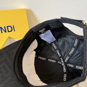 Бейсболка FENDI из серии Old Flower. Классическая модель FF, элег