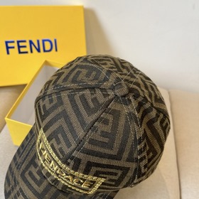 Бейсболка FENDI из серии Old Flower. Классическая модель FF, элег