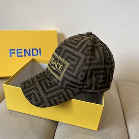 Бейсболка FENDI из серии Old Flower. Классическая модель FF, элег