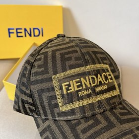 Бейсболка FENDI из серии Old Flower. Классическая модель FF, элег