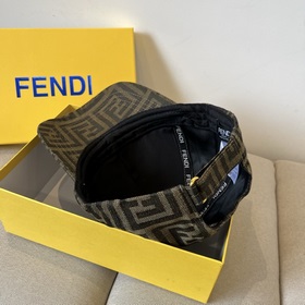 Бейсболка FENDI из серии Old Flower. Классическая модель FF, элег