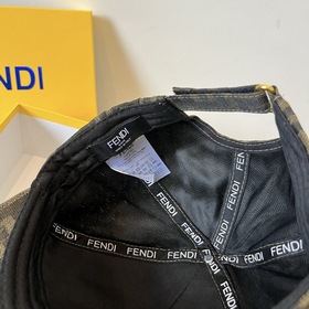 Бейсболка FENDI из серии Old Flower. Классическая модель FF, элег