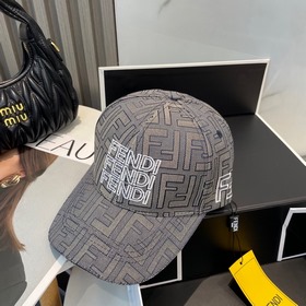 Бейсболка FENDI из серии Old Flower. Классическая модель FF, элег