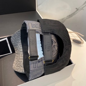 Бейсболка FENDI из серии Old Flower. Классическая модель FF, элег